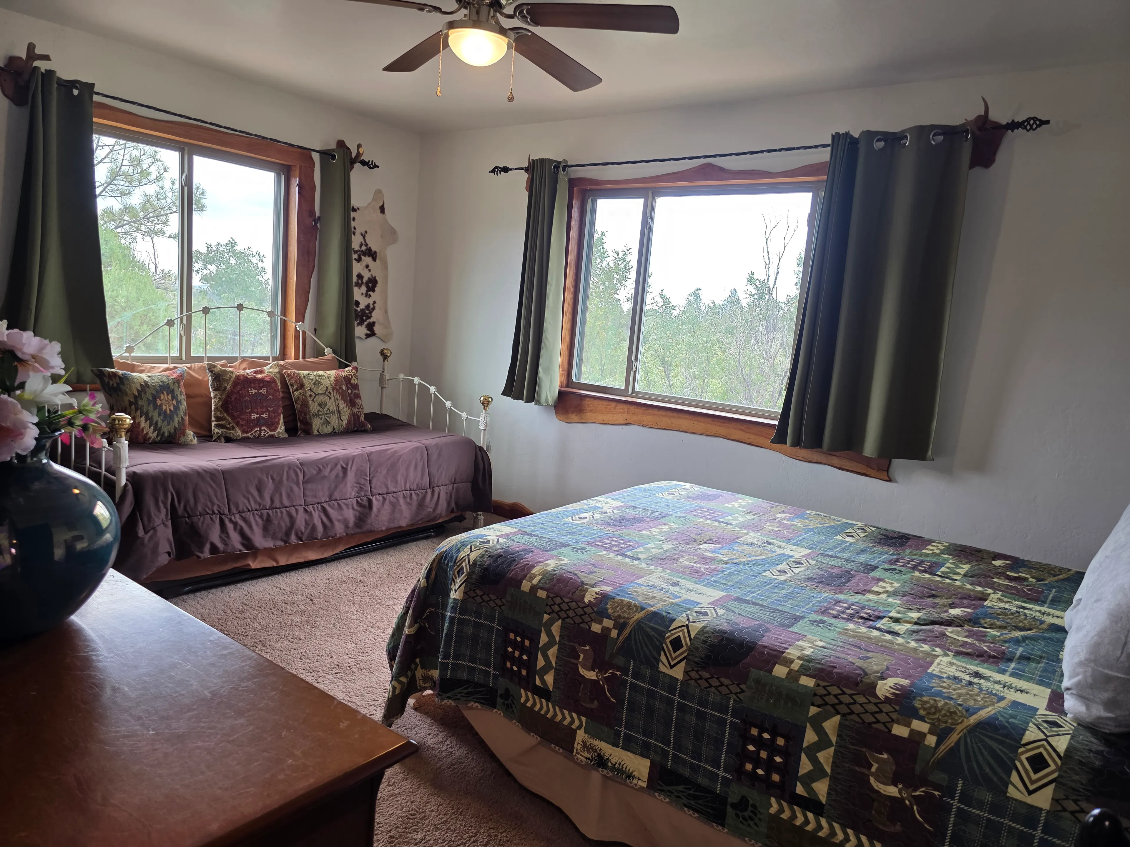 bedroom with queen and daybed