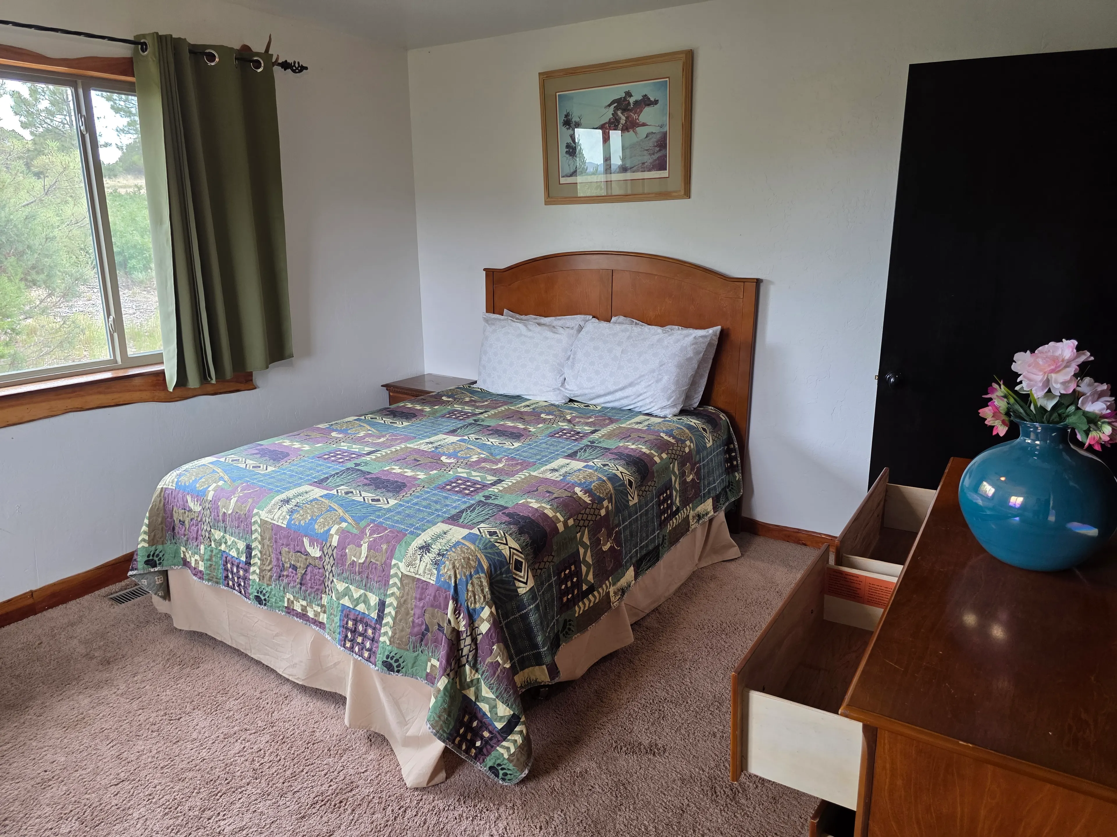 Queen bedroom with wildlife quilt