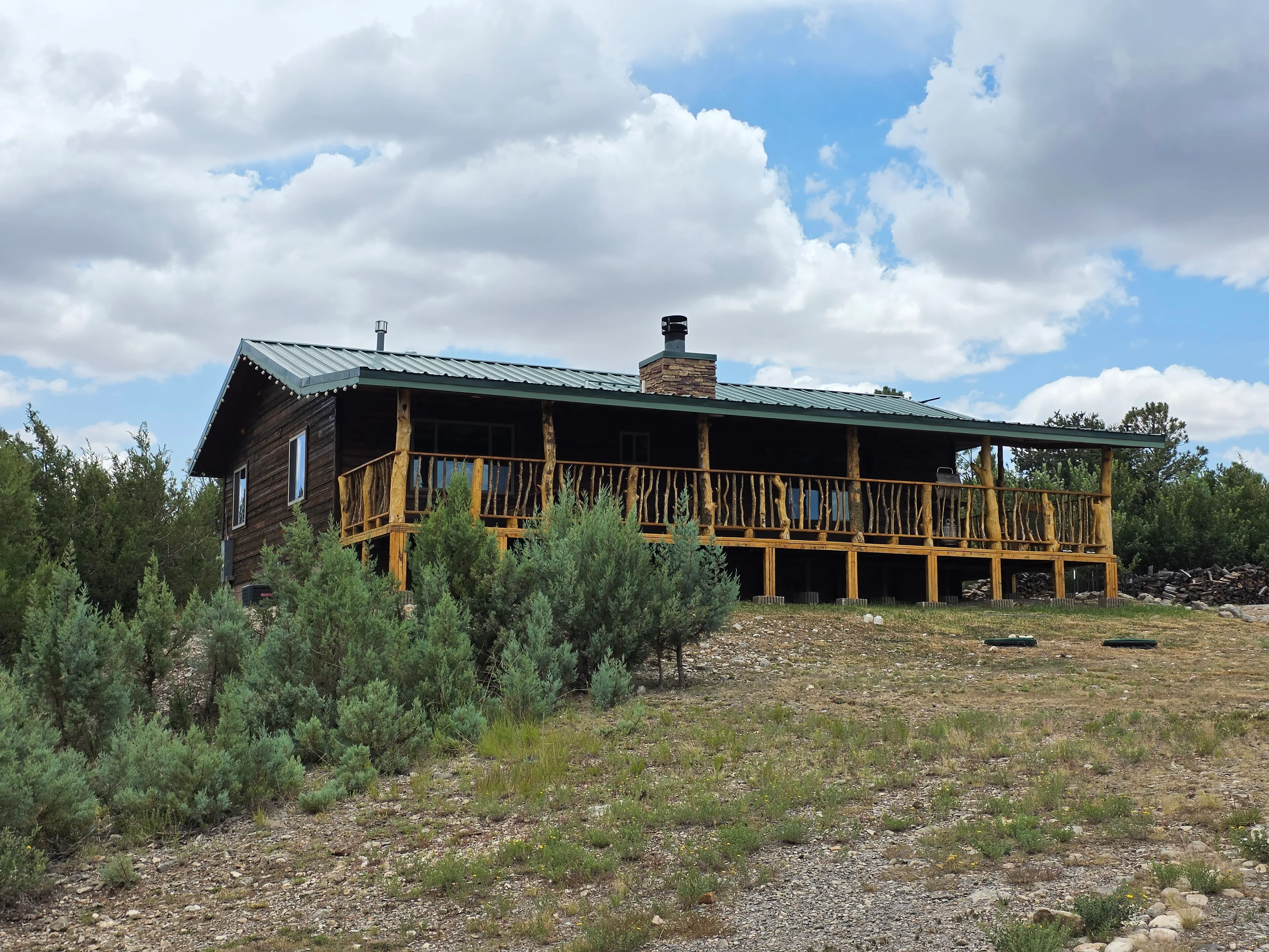 Cabin exterior with full-length deck