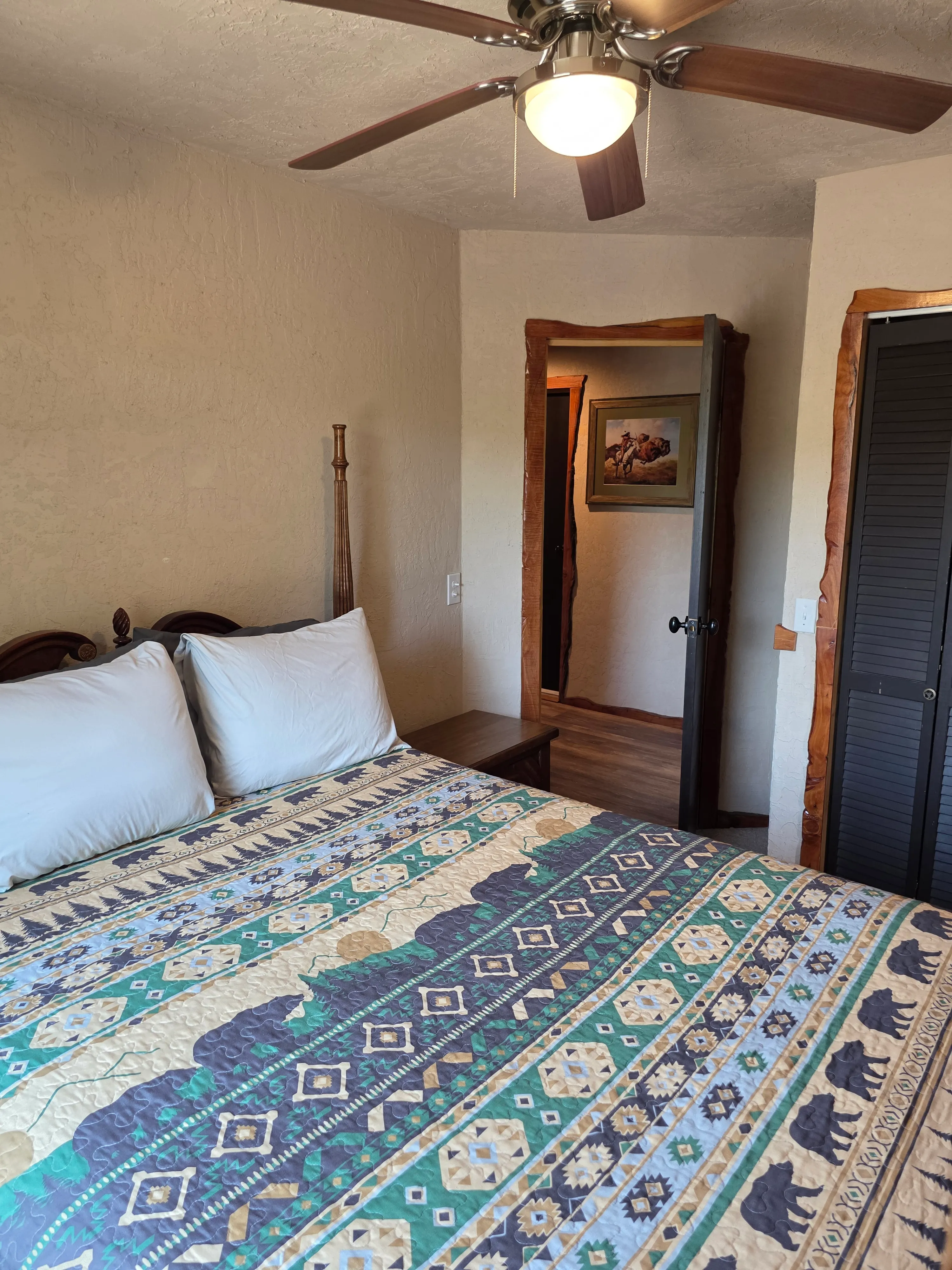 Queen bed, ceiling fan, closet
