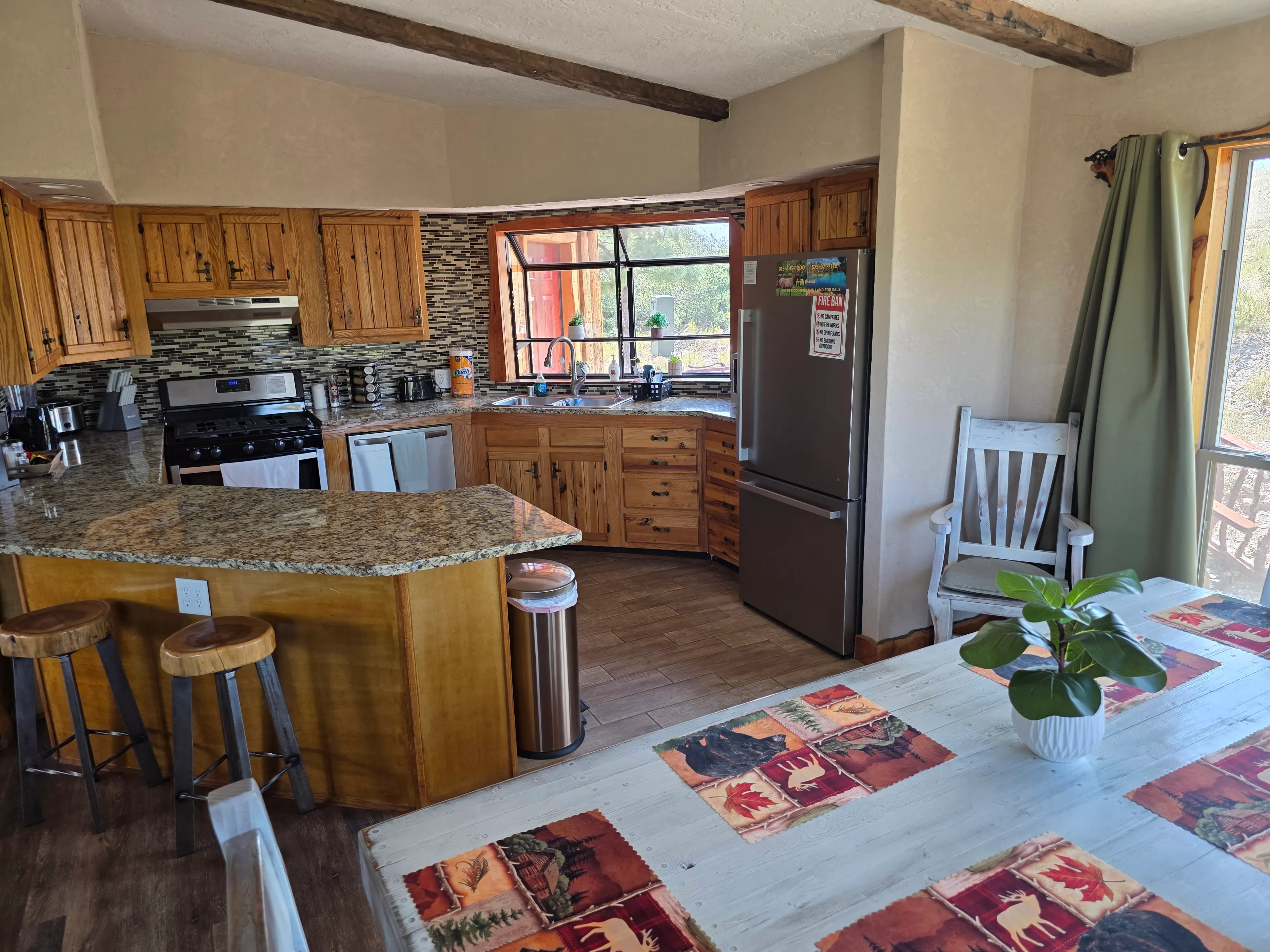 Full kitchen, granite counters