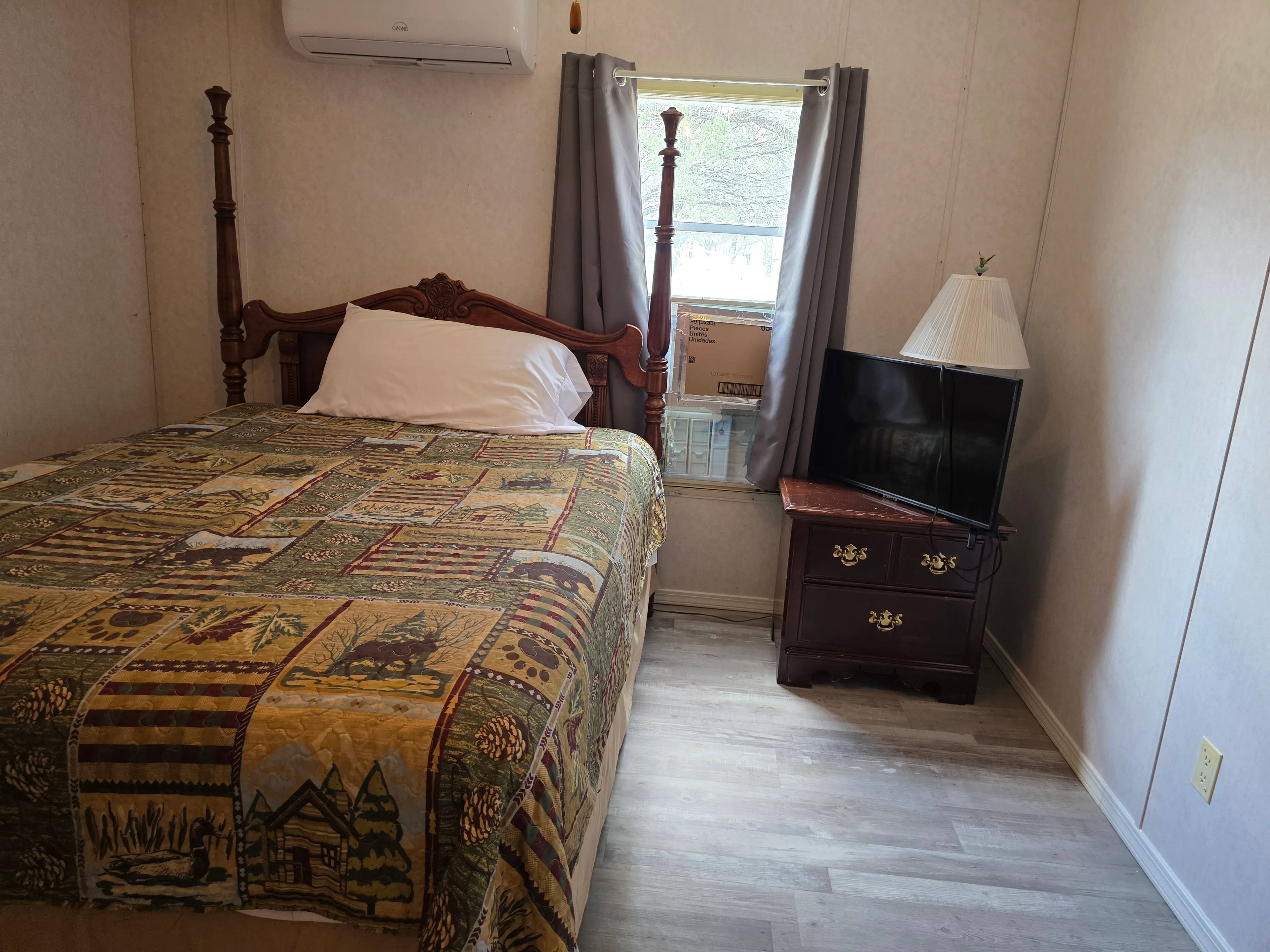 Queen four-poster bed, TV, mini-split