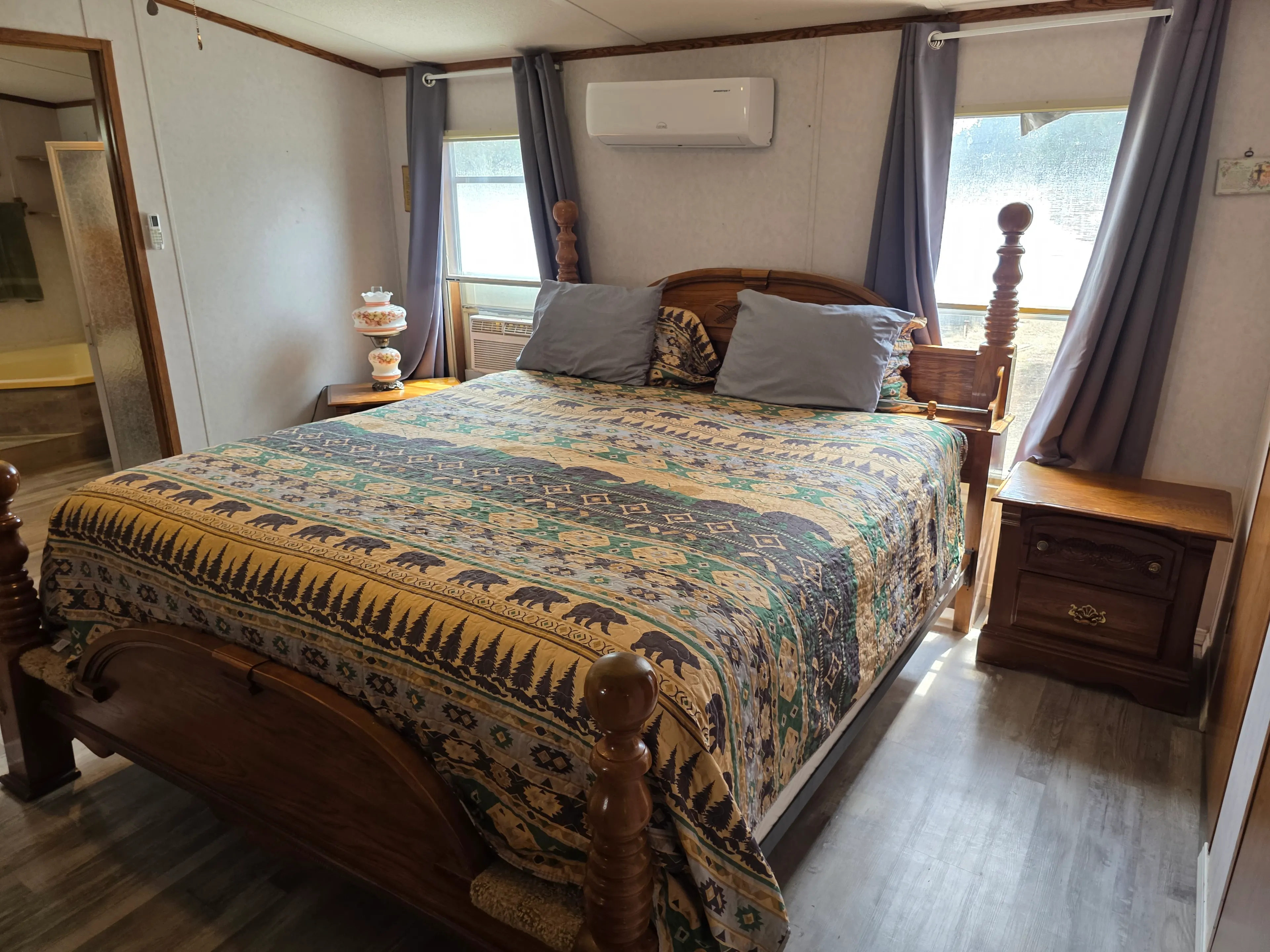 King bed, mini-split, ensuite bath