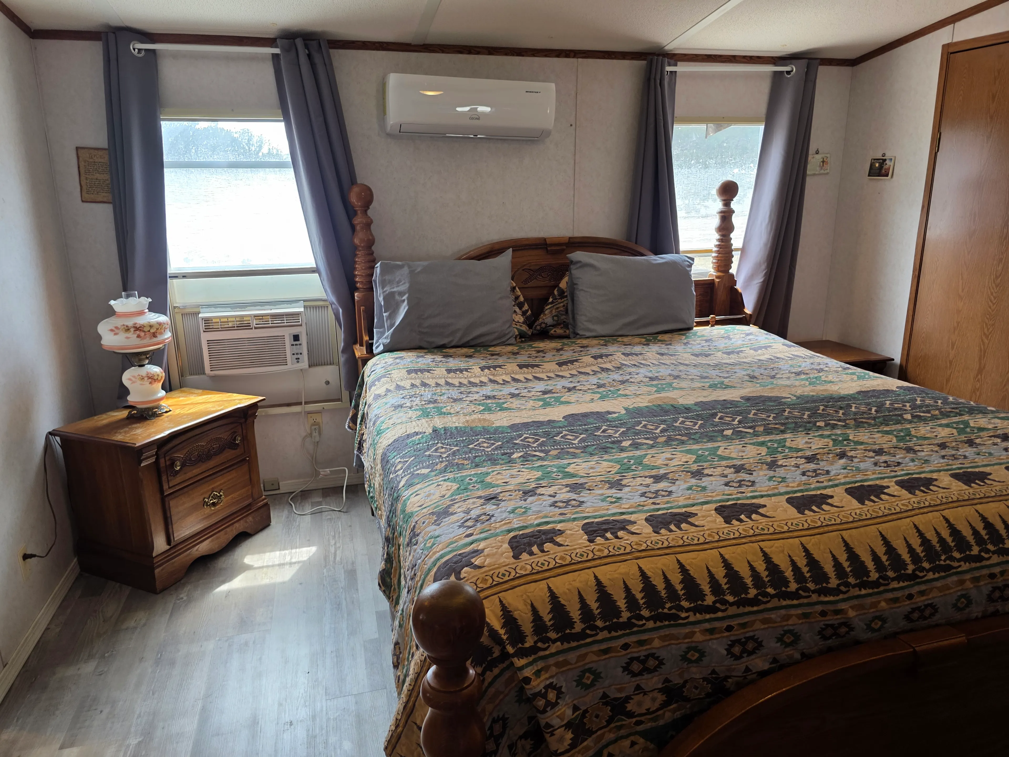King four-poster bed, two windows