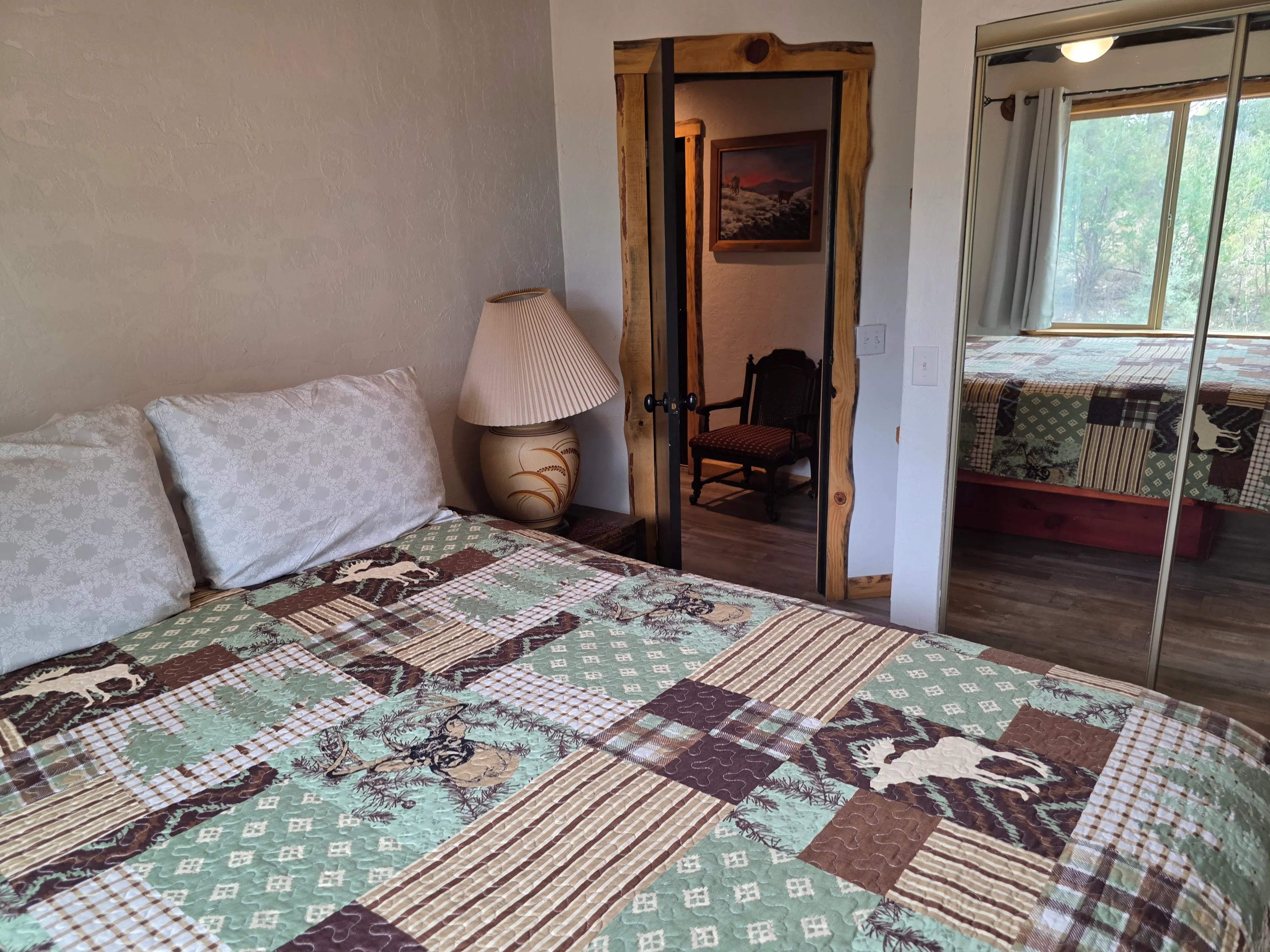 queen bed, lamp, closet doorway