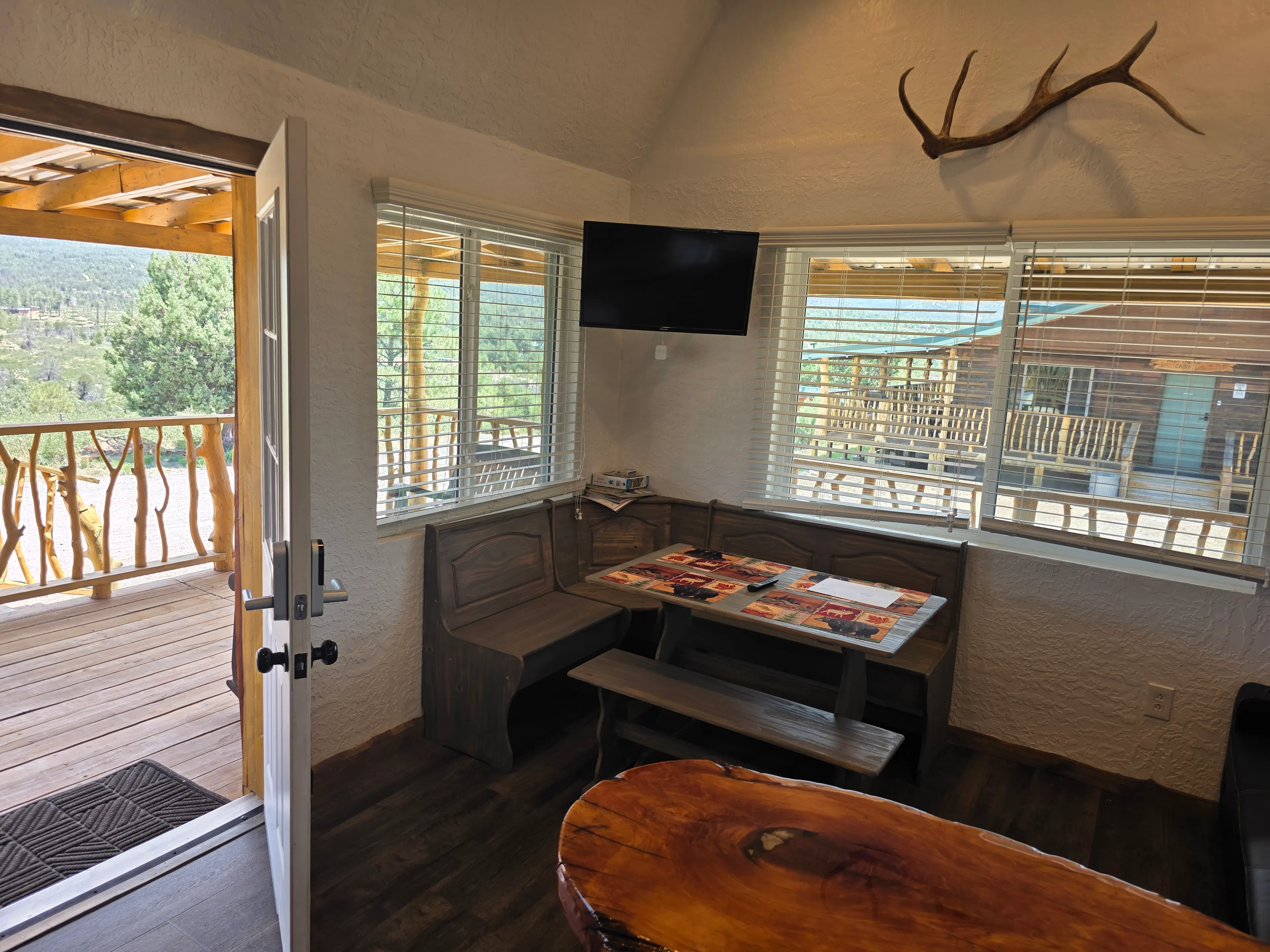 breakfast nook, door open to deck
