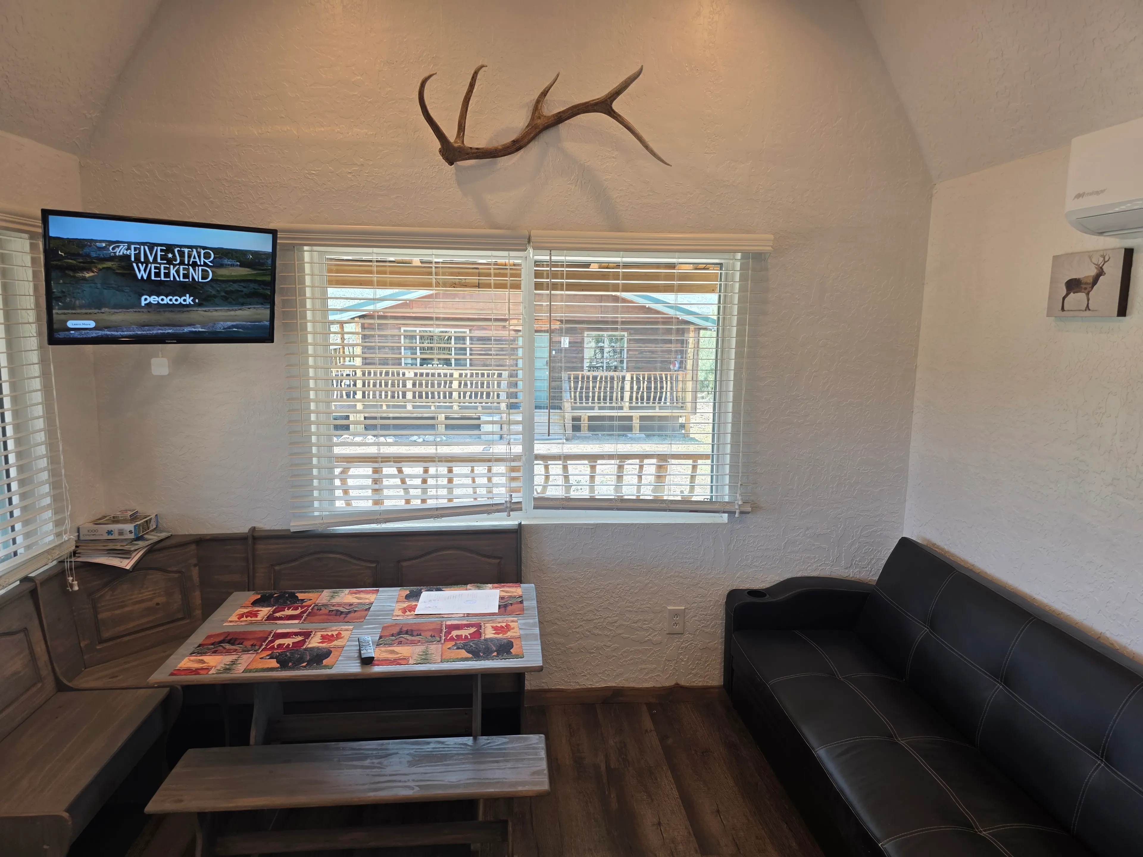 dining nook, wall TV, futon