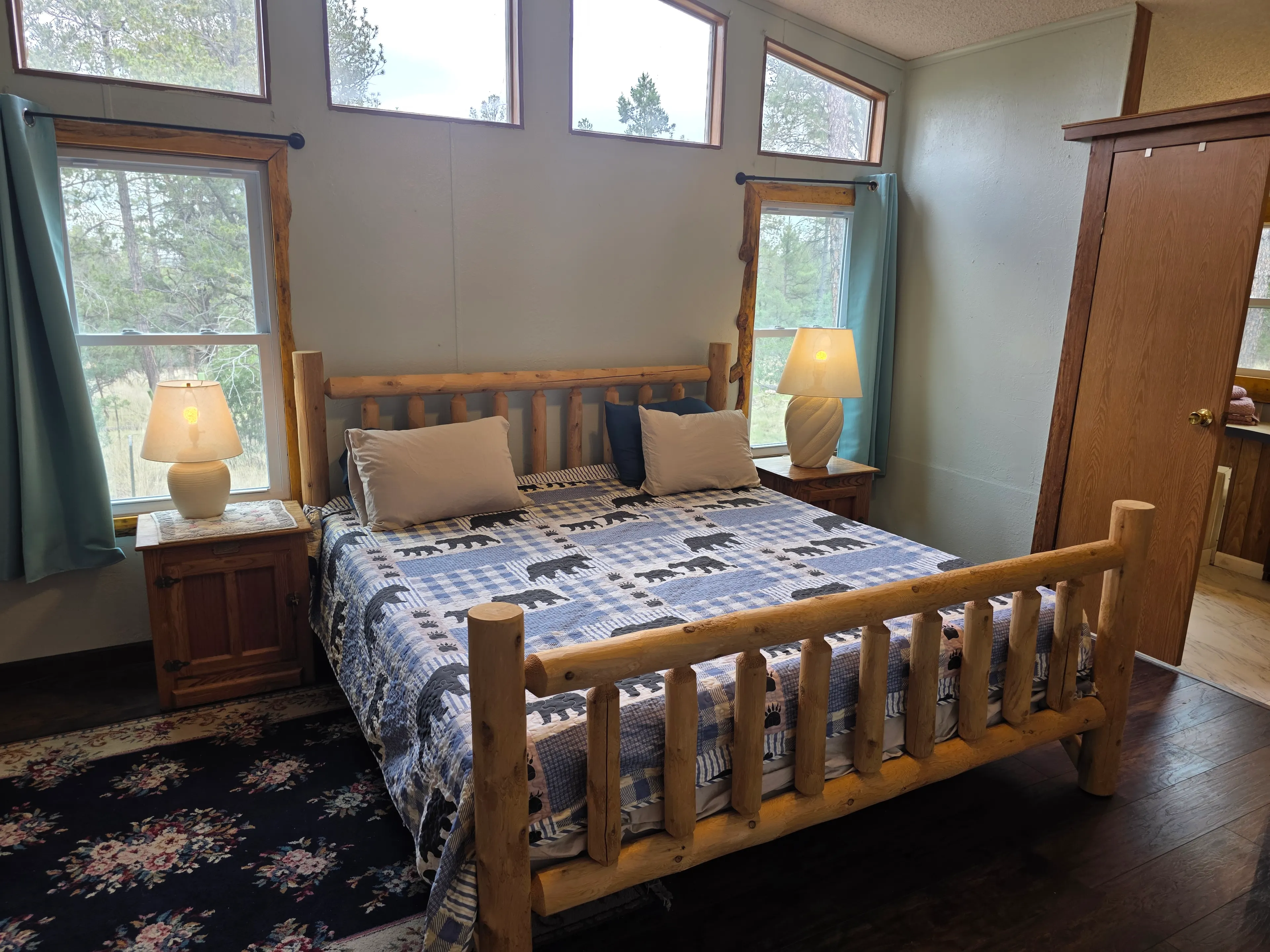 log-frame king bed, clerestory windows