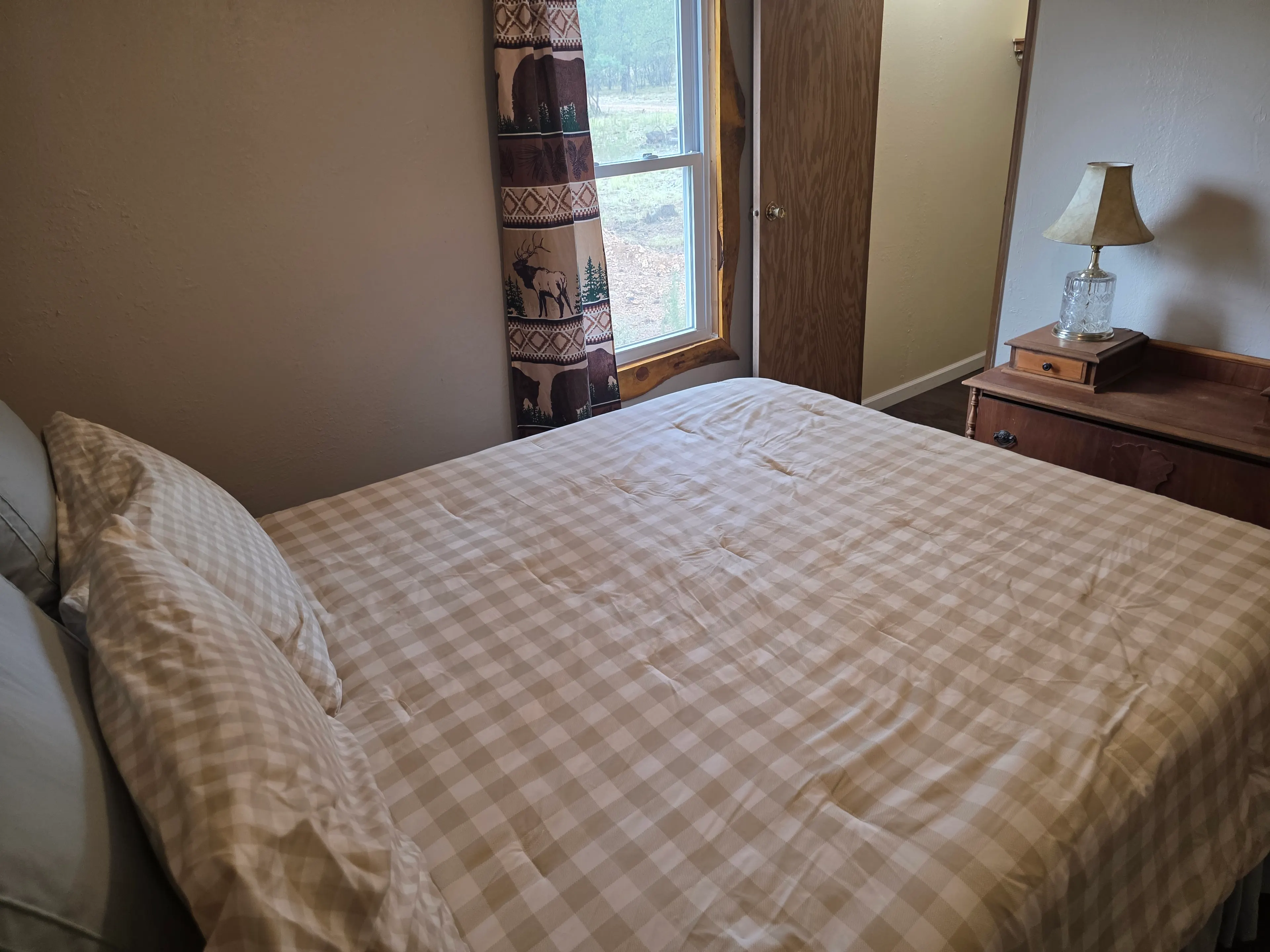 queen bedroom with dresser